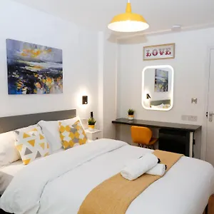 Accommodatie bij particulieren New Luxury In The Heart Of Next To Shops, Cafes, Bars & Metro With Shared Bathrooms, Londen